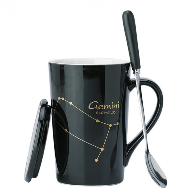 O costume de alta qualidade imprimiu 12 copos cerâmicos da secadora de roupa do café das canecas da constelação com o resíduo metálico do drinkware da tampa e da colher multi-colorido