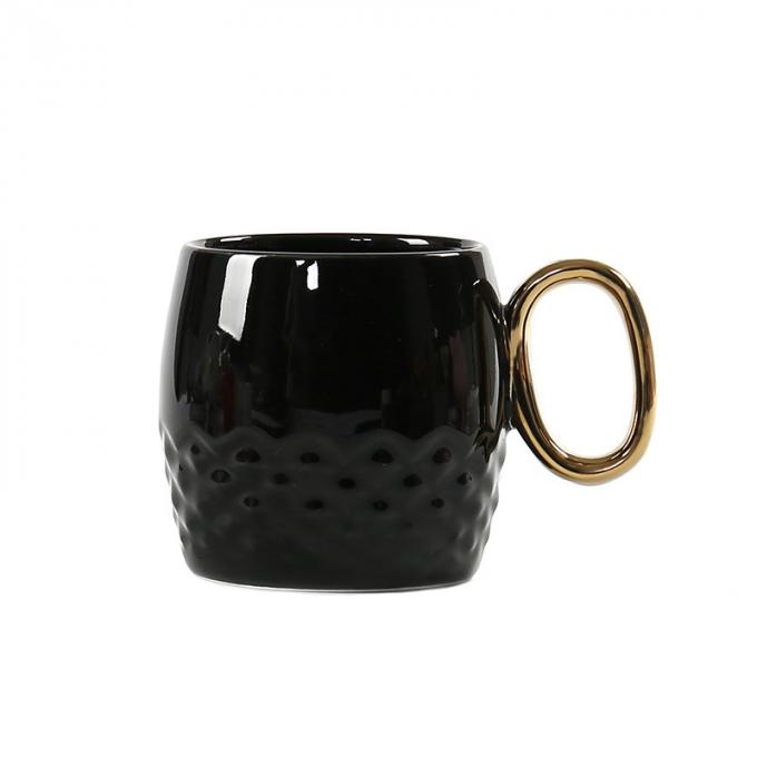 O café cerâmico engraçado agride o abacaxi da porcelana dá forma a copos brancos pretos da caneca com ouro segura a lembrança relativa à promoção chapeada do curso