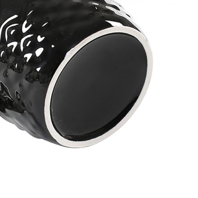 O café cerâmico engraçado agride o abacaxi da porcelana dá forma a copos brancos pretos da caneca com ouro segura a lembrança relativa à promoção chapeada do curso