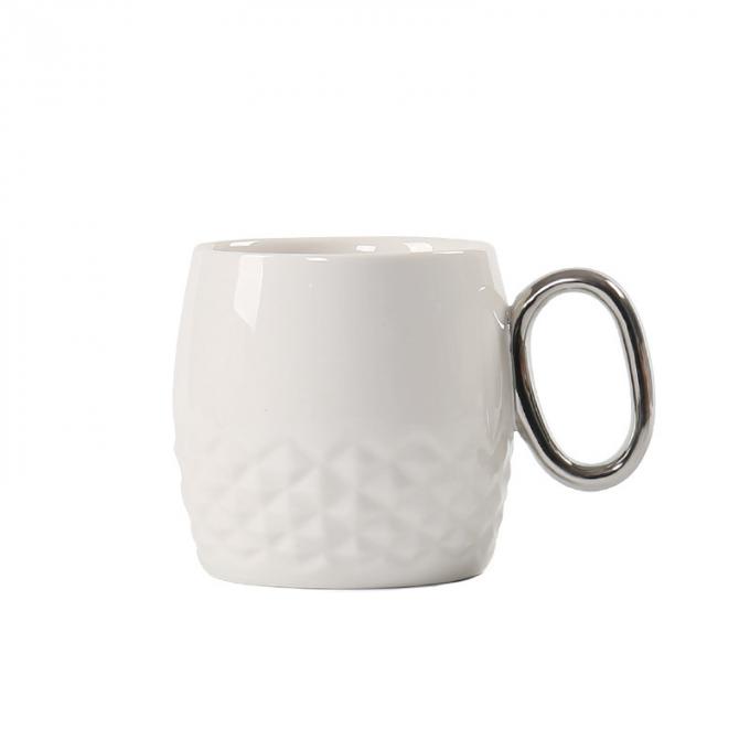 O café cerâmico engraçado agride o abacaxi da porcelana dá forma a copos brancos pretos da caneca com ouro segura a lembrança relativa à promoção chapeada do curso