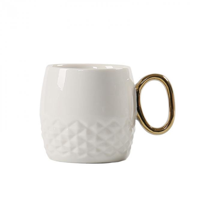 O café cerâmico engraçado agride o abacaxi da porcelana dá forma a copos brancos pretos da caneca com ouro segura a lembrança relativa à promoção chapeada do curso
