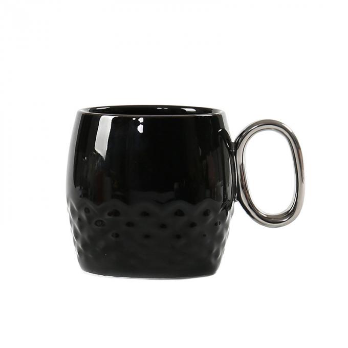 O café cerâmico engraçado agride o abacaxi da porcelana dá forma a copos brancos pretos da caneca com ouro segura a lembrança relativa à promoção chapeada do curso