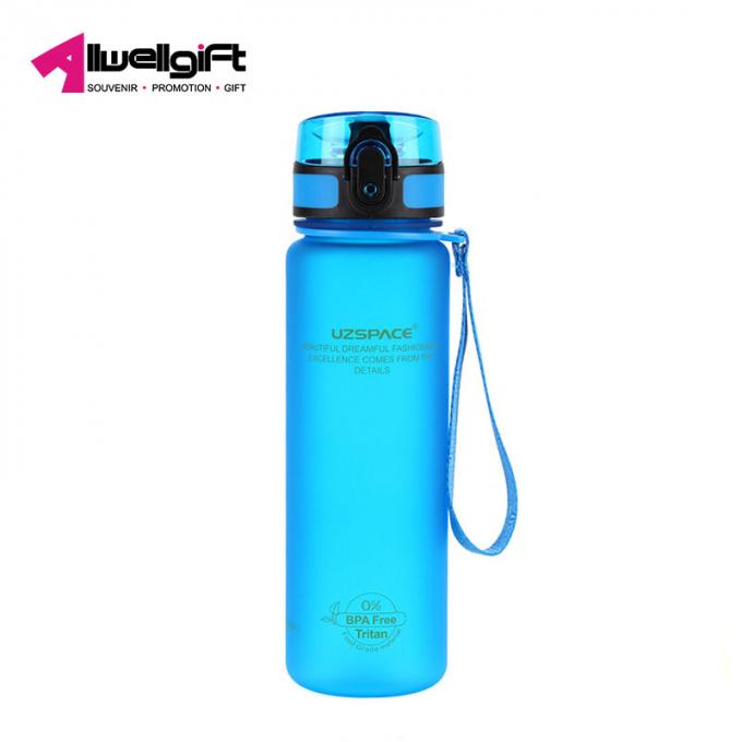 500ML ostenta a chaleira do copo da água com do copo plástico colorido do resíduo metálico da tampa protetora contra poeira a garrafa de água exterior do curso da aptidão para meninas