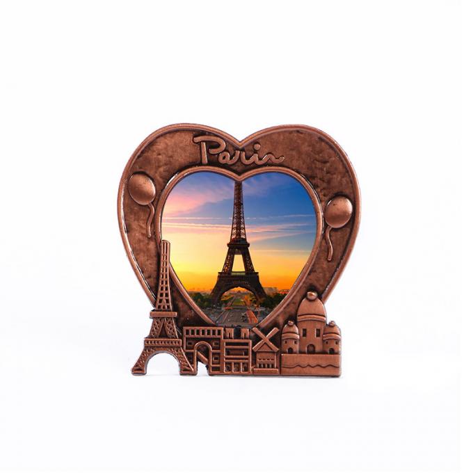 moldura para retrato dada forma coração do metal do presente da lembrança da torre Eiffel de Paris França do cenário do por do sol do amor 3D