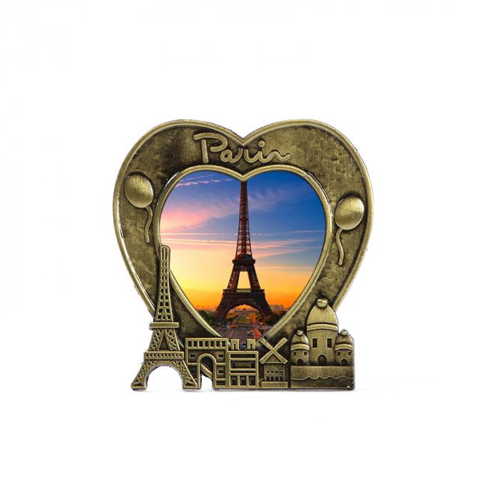 moldura para retrato dada forma coração do metal do presente da lembrança da torre Eiffel de Paris França do cenário do por do sol do amor 3D