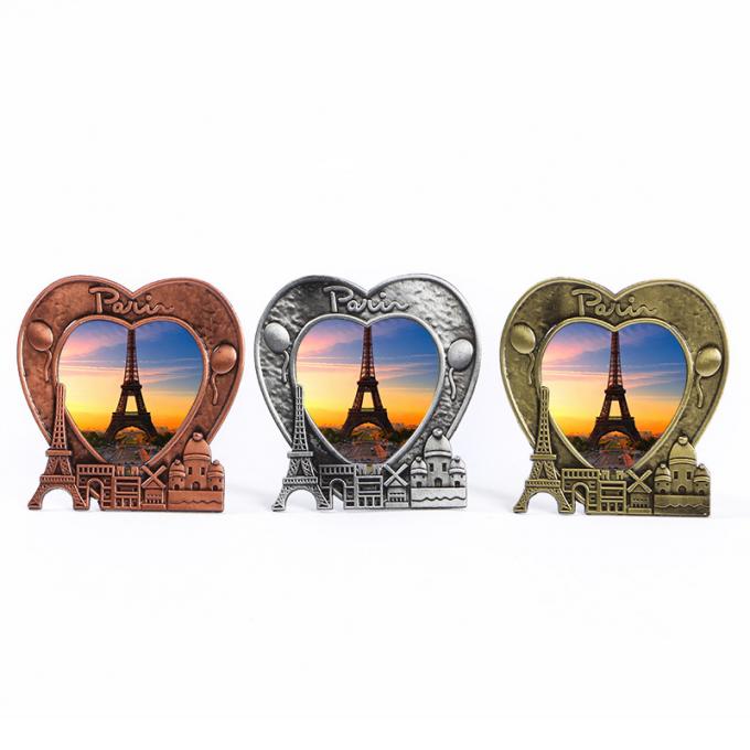 moldura para retrato dada forma coração do metal do presente da lembrança da torre Eiffel de Paris França do cenário do por do sol do amor 3D
