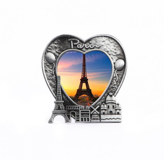 moldura para retrato dada forma coração do metal do presente da lembrança da torre Eiffel de Paris França do cenário do por do sol do amor 3D